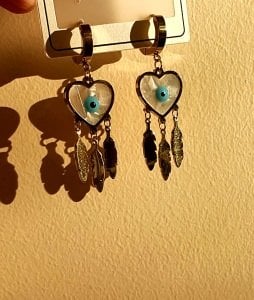 Sallantılı Göz Motifli Çelik Kalp Küpe